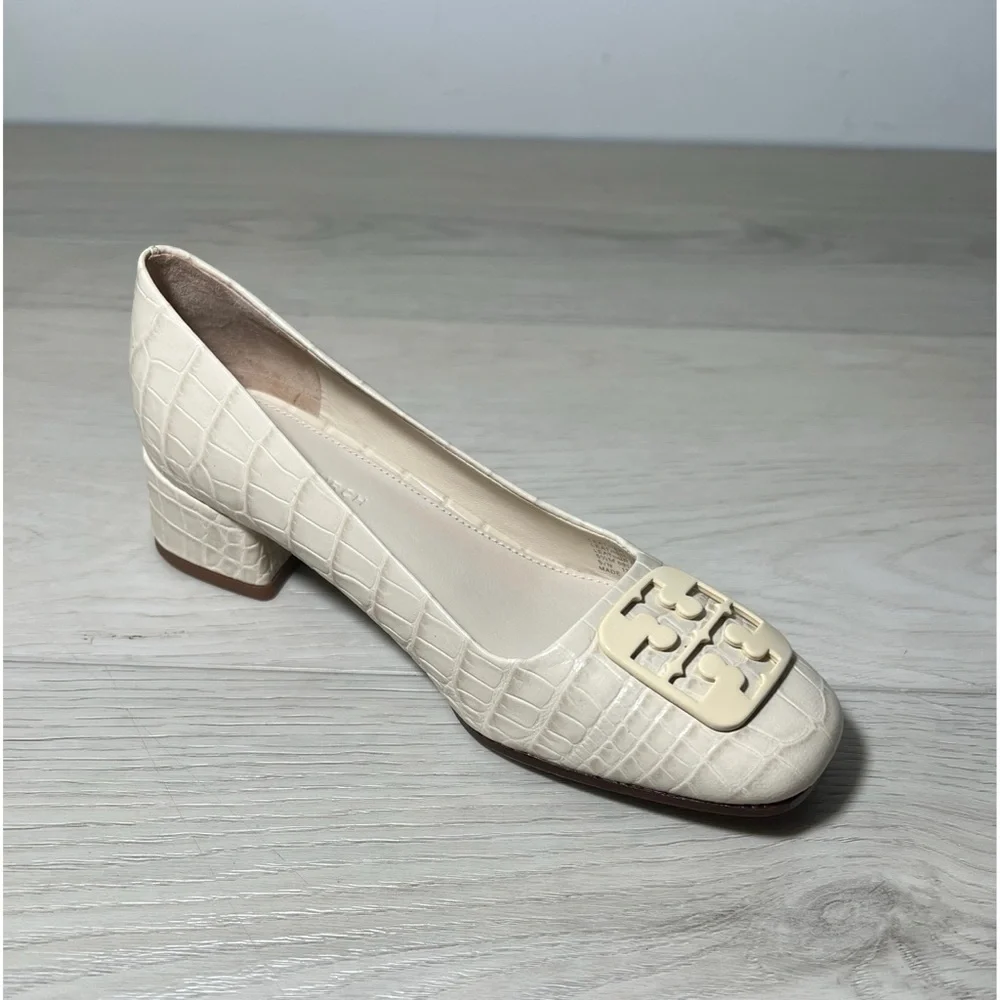 TORY BURCH GEORGIA PUMP SHOES.  Color Cream Sz 5.5